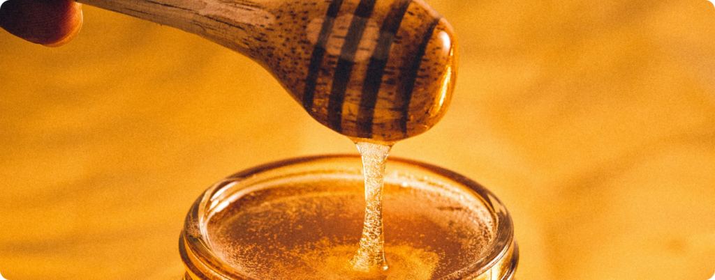 Raw, unfiltered honey contains enzymes, antioxidants, vitamins such as B5, and minerals such as zinc and magnesium.