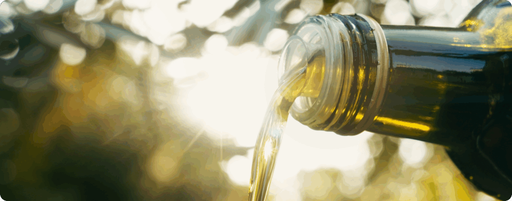 What are vegetable oils: pouring golden cooking oil